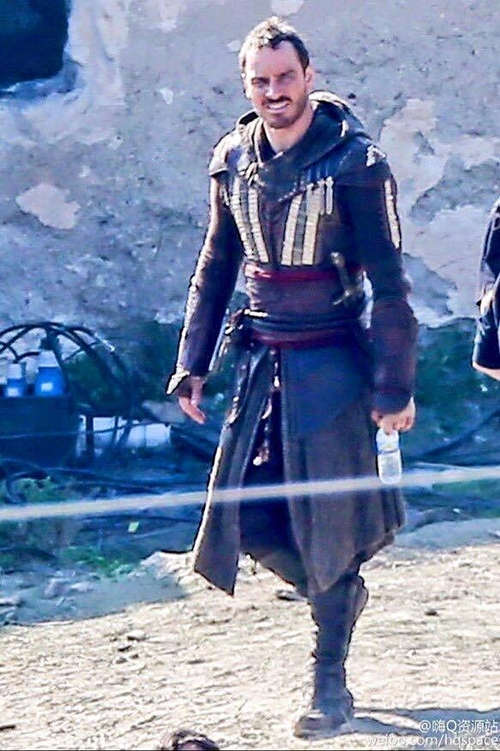 Fotografía a Michael Fassbender con traje que usa en Assassins Creed Fotografía a Michael Fassbender con traje que usa en Assassins Creed
